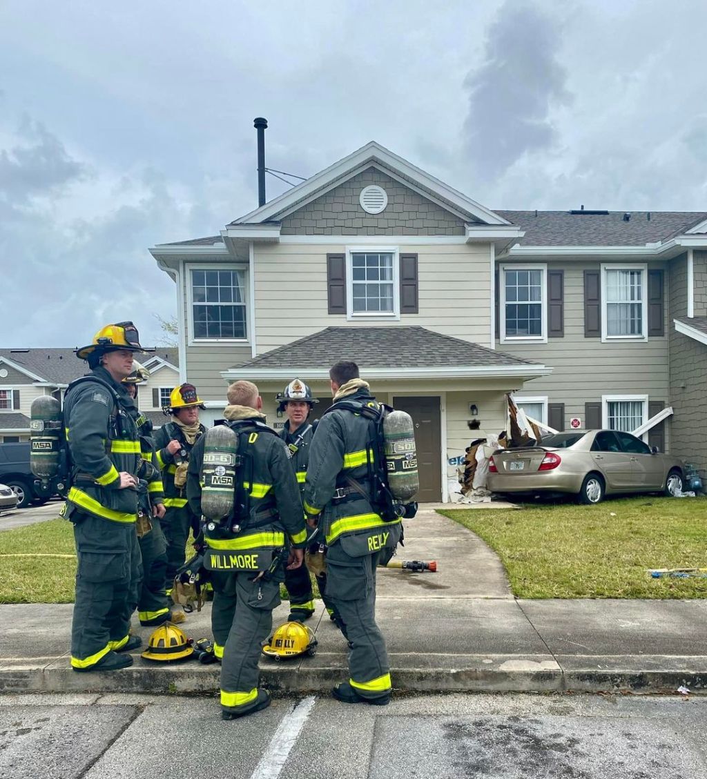 Car causes gas leak after crashing into&nbsp;apartments